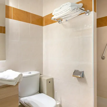 Proche Et Commerces - Climatise, Parking, Wi-fi - Fr-1-466a-12 *