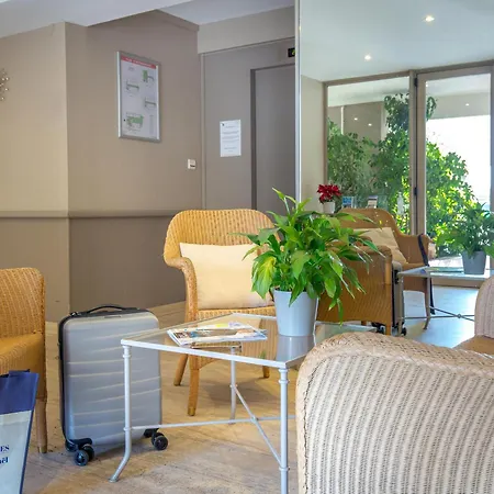 Proche Et Commerces - Climatise, Parking, Wi-fi - Fr-1-466a-12 *